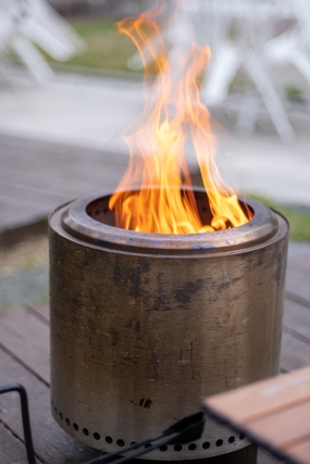 火盆熊熊燃烧的大火图片